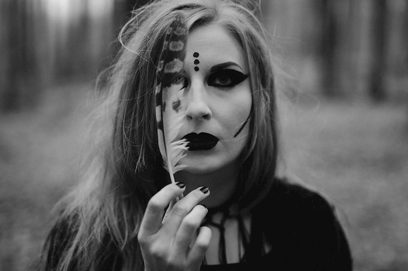 Video Premiere: Ols – “W ciemny las”